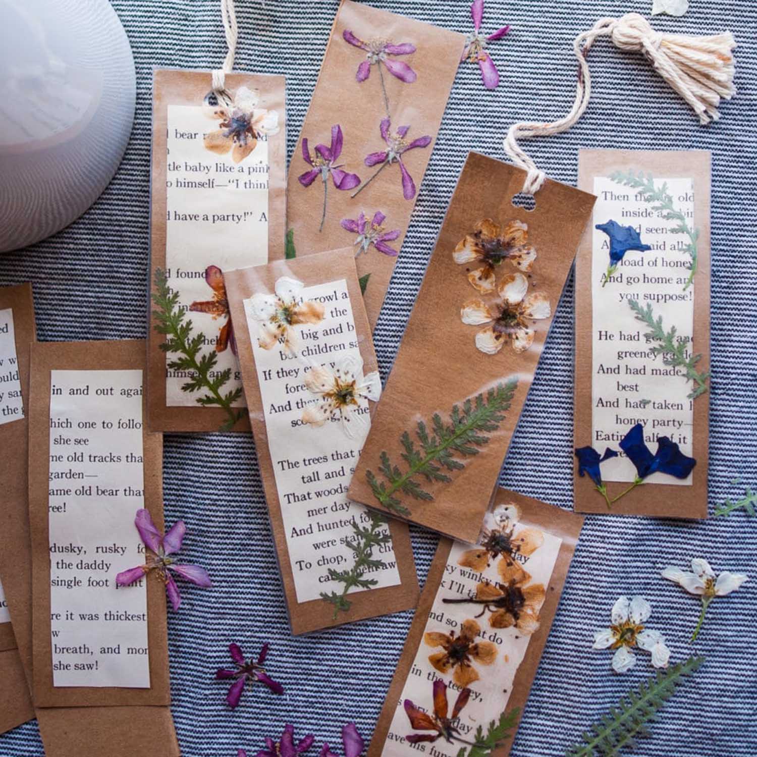Bookmark vật dụng cần thiết để bàn làm việc văn phòng