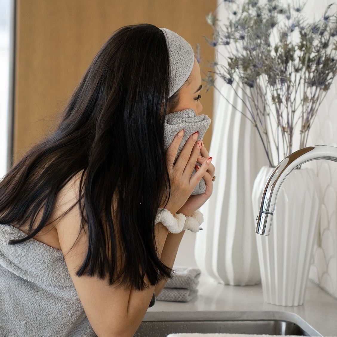 Cô gái đang đang làm sạch da skincare