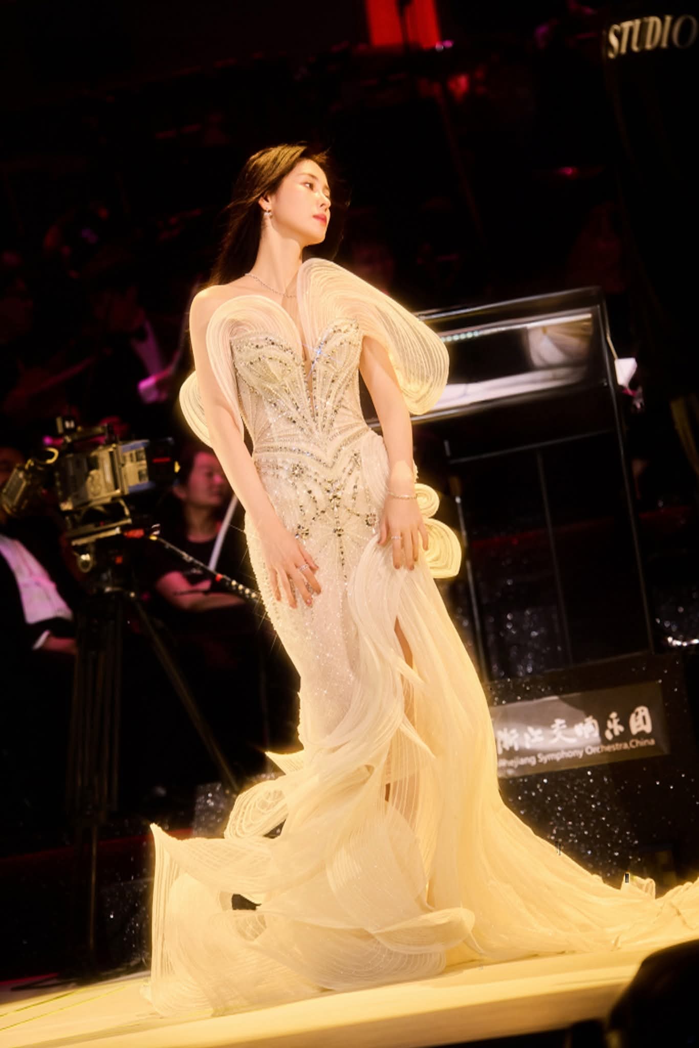 Trương Bích Thần diện hacchic couture 