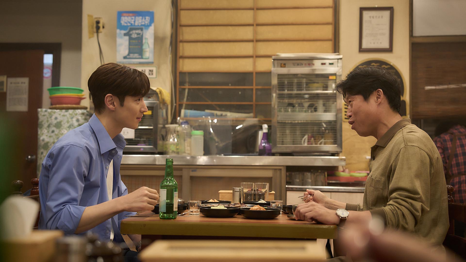 Cặp đôi soju Yoo Hae Jin và Lee Je Hoon trong phim Hàn Mượn Rượu Đẩy Kèo