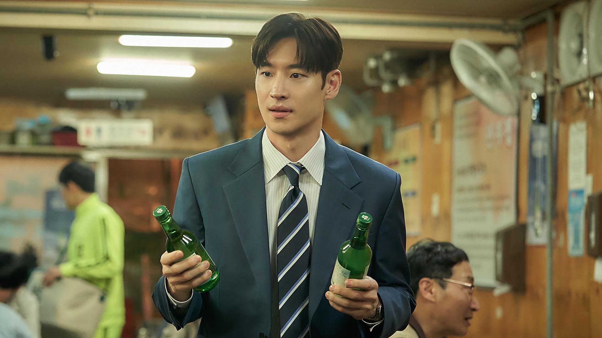 Lee Je Hoon trong vai In Beom phim Hàn Mượn Rượu Đẩy Kèo