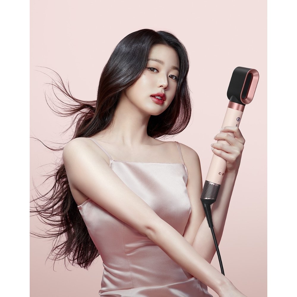 Jang Wonyoung (IVE) cầm máy sấy Dyson.