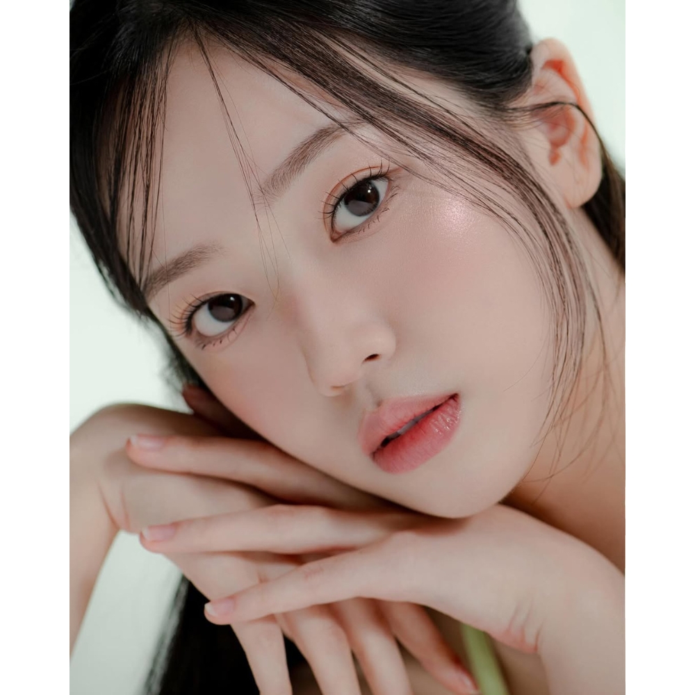 Đôi mắt to tròn là điểm nhấn trên lớp trang điểm của cô gái.