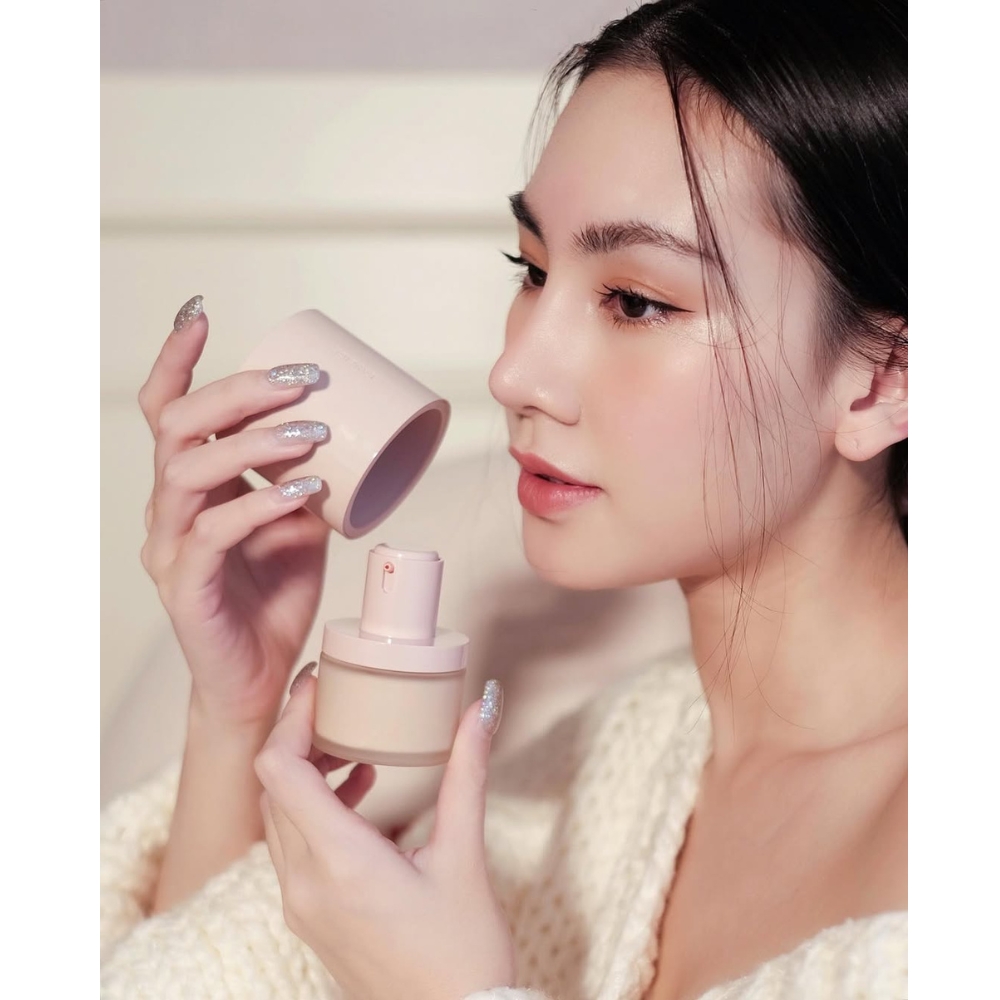 Diễn viên Thái Lan Dao Pimthong ngửi chai kem nền của thương hiệu Laneige.