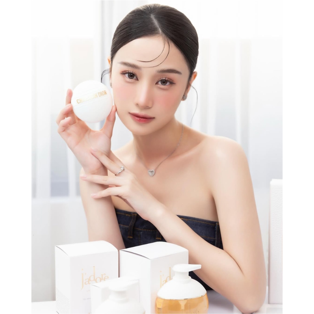 Jun Vũ quảng bá mỹ phẩm chính hãng của nhà Dior.