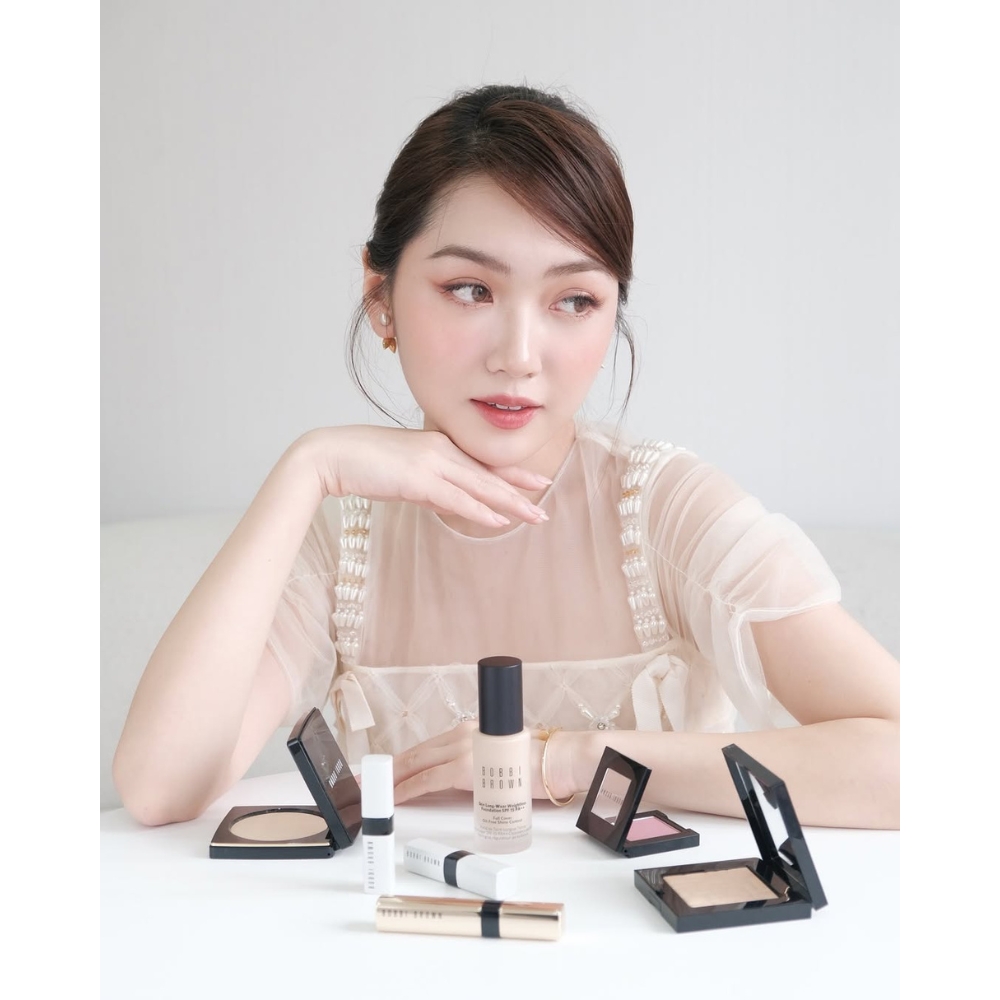 Beauty influencer Chloe Nguyễn tạo dáng trước bộ mỹ phẩm trang điểm của Bobbi Brown.