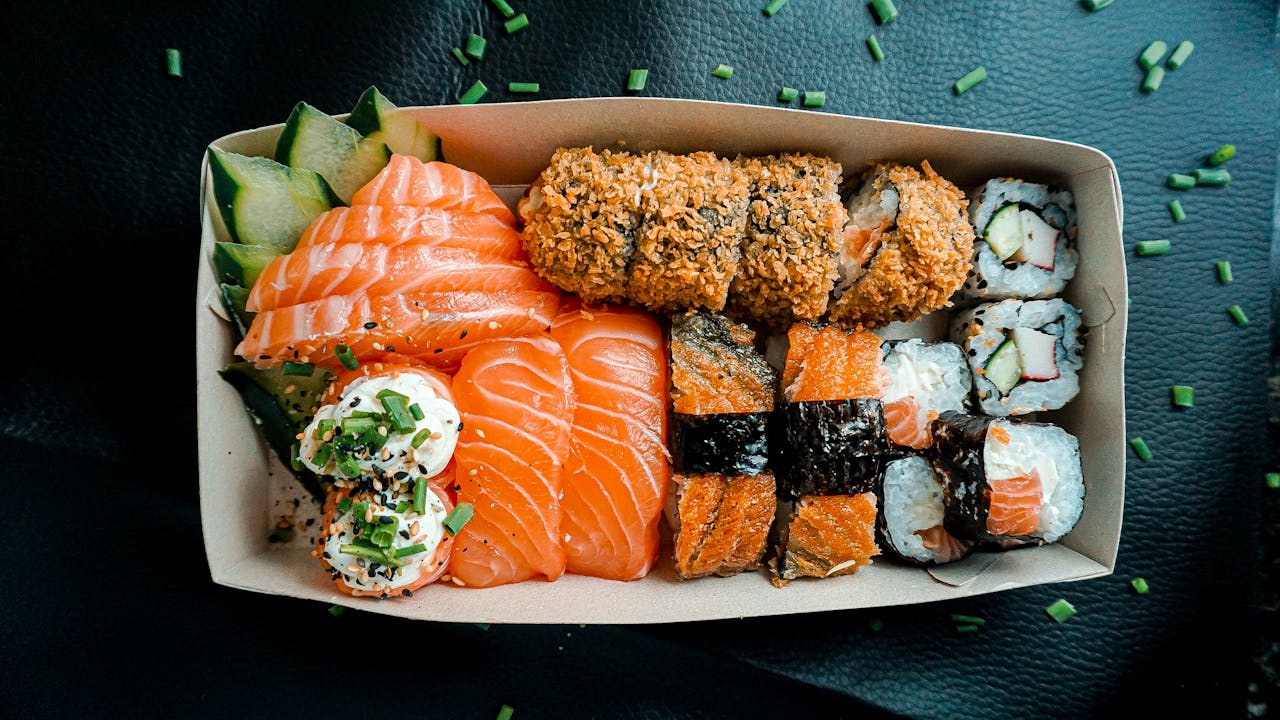 cá hồi sushi giúp bổ sung dinh dưỡng cho màu da nhuận sắc