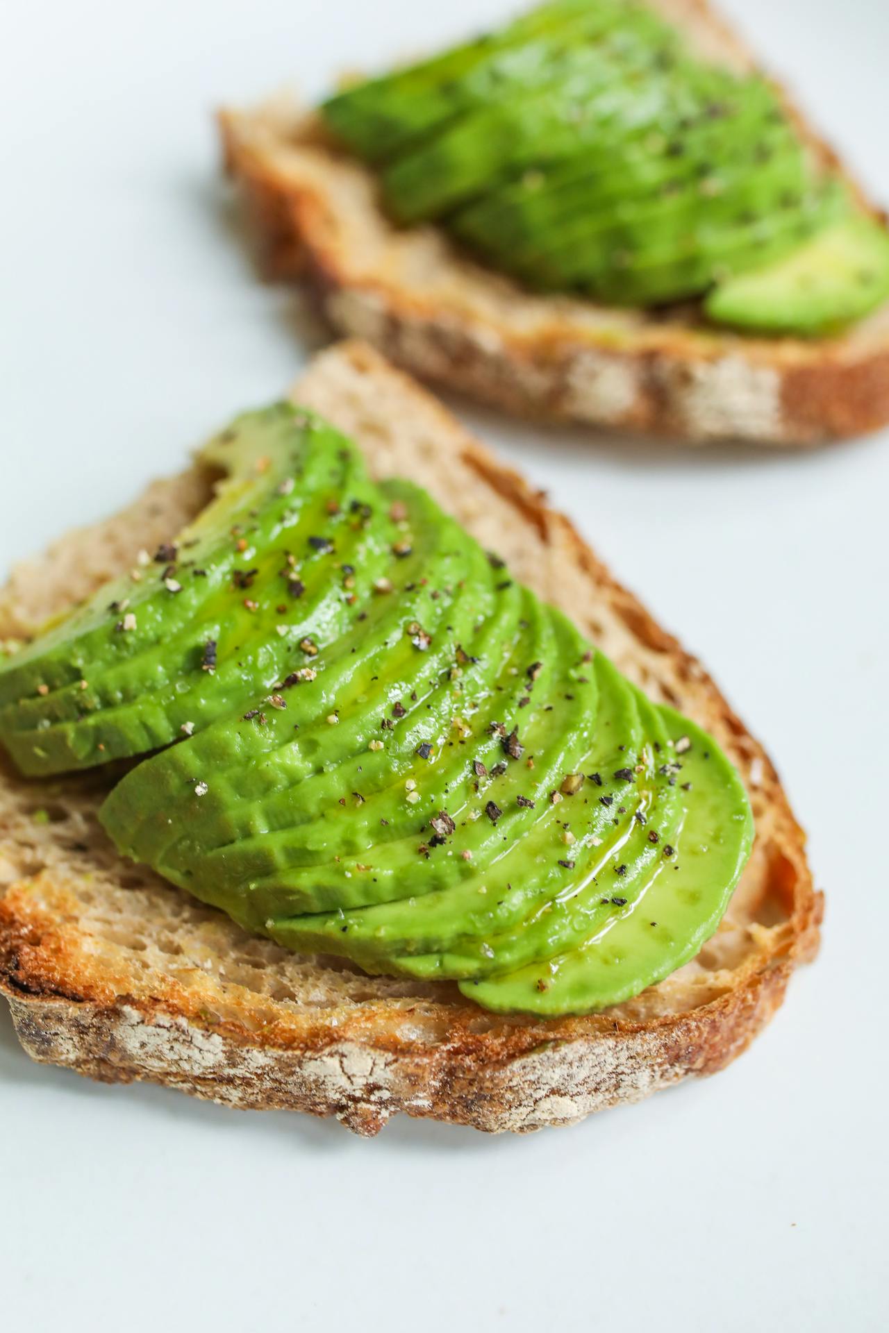 bánh mì với quả bơ giúp màu da tươi sáng