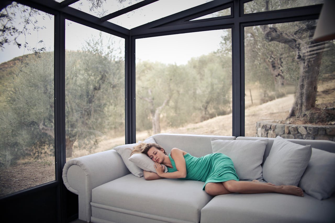 cô gái ngủ trên sofa