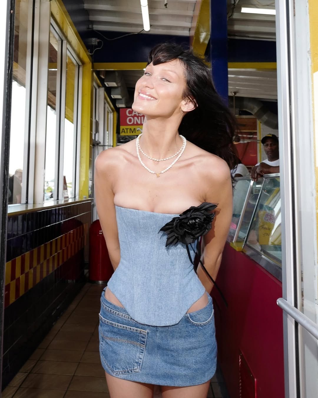 Bella Hadid trong thiết kế jeans custom của FANCì Club
