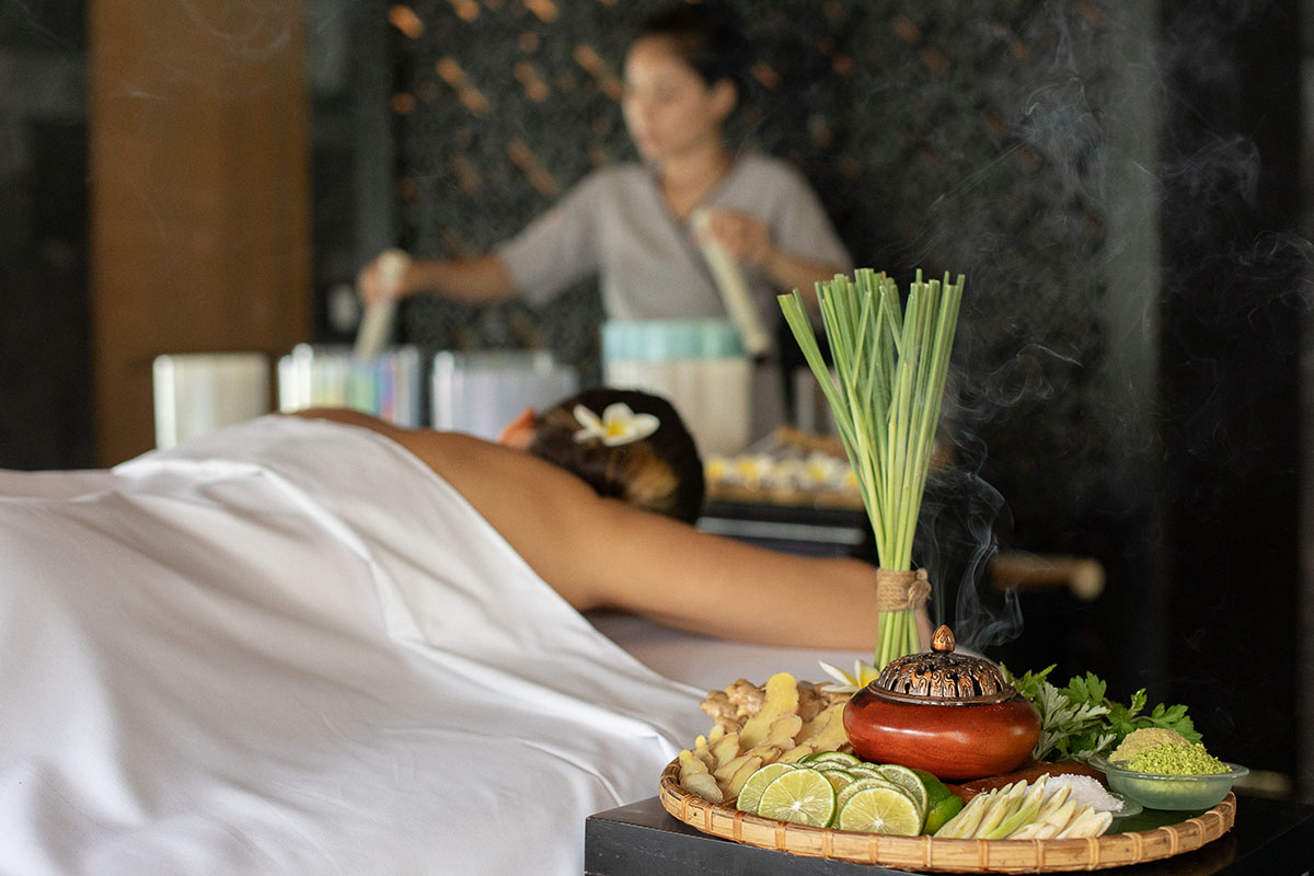 Hương thơm tự nhiên của các loại thảo mộc trong vườn và tiếng sound bath êm vang dịch vụ spa tại Four Seasons Resort The Nam Hai