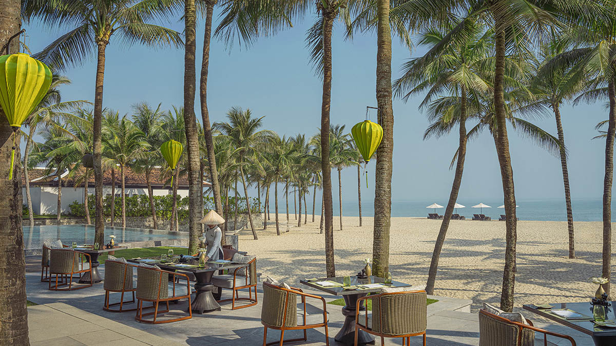 Khung cảnh biển cùng hàng dừa xanh mướt tại Four Seasons Resort The Nam Hai
