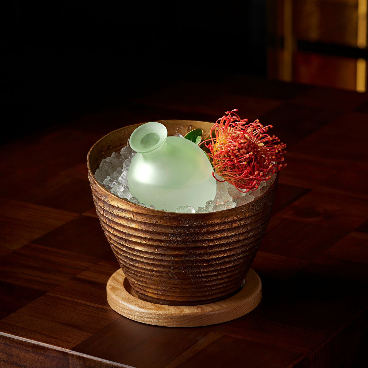 Rượu sake được ướp lạnh trước khi dùng và trang trí với hoa của nhà hàng NAYUU tại Four Seasons Resort The Nam Hai