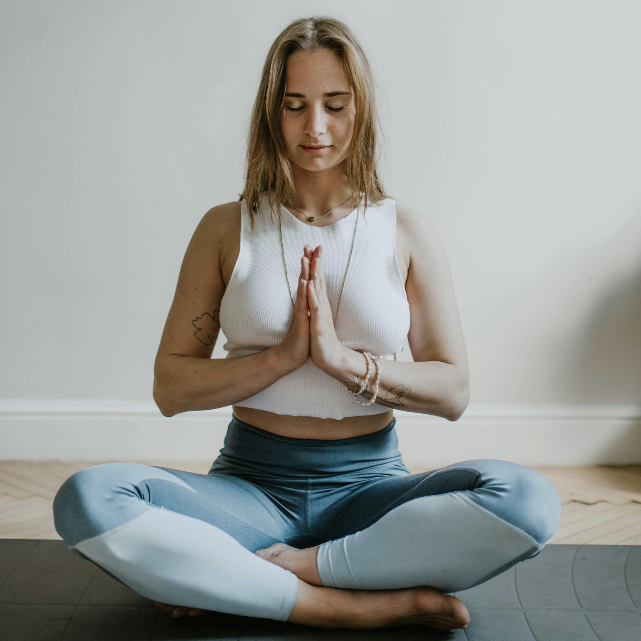 Cô gái đang tập yoga nhẹ nhàng giúp hệ miễn dịch được củng cố mạnh mẽ.