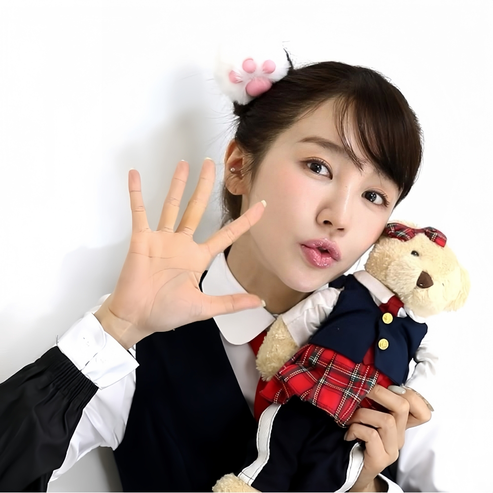 Yoon Eun Hye tái hiện ngoại hình nữ sinh Shin Chae Kyung với kiểu tóc búi một bên tinh nghịch.