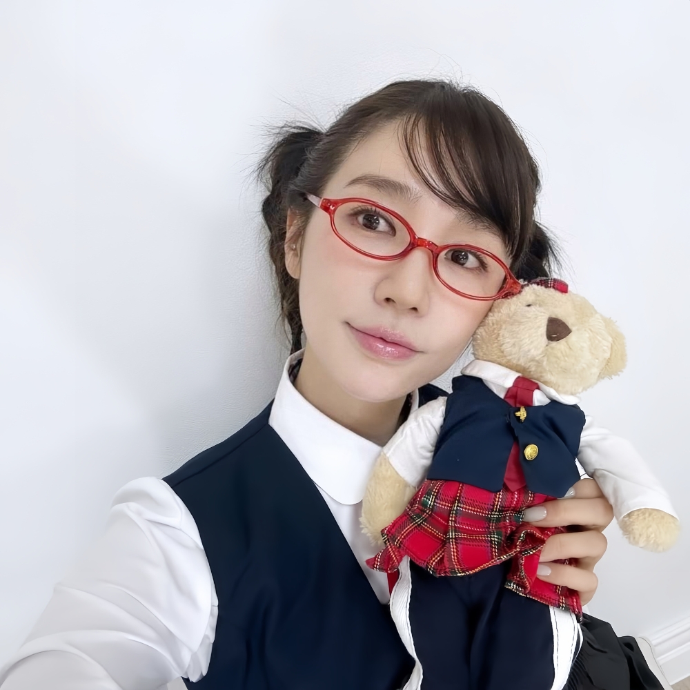 Cận cảnh phong cách Y2K của "Thái tử phi" Yoon Eun Hye với kiểu tóc tết hai bên và cặp kính đỏ.