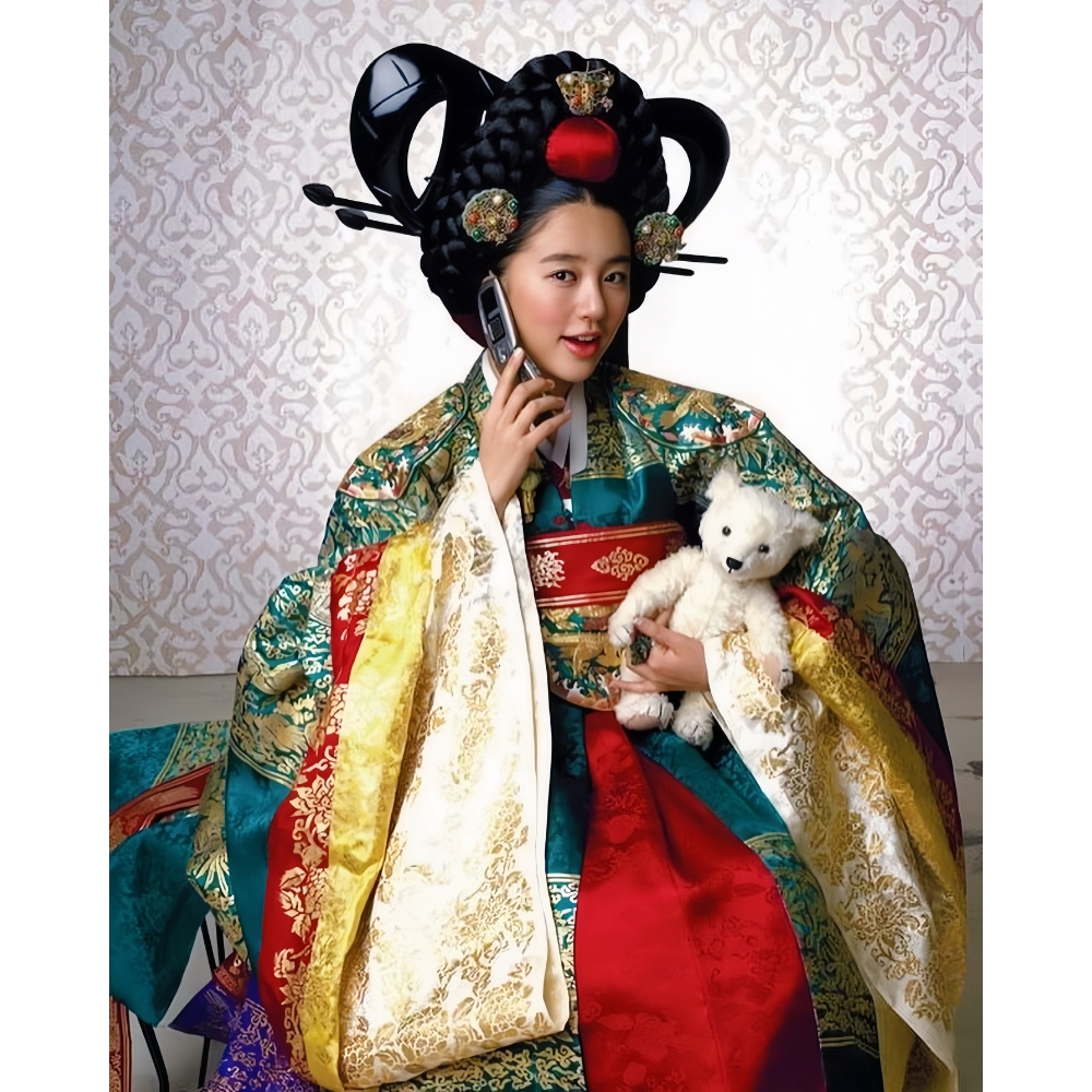 Hình ảnh Thái tử phi Shin Chae Kyung cầm điện thoại gập và gấu bông trắng trong tay trong phim Hoàng cung.
