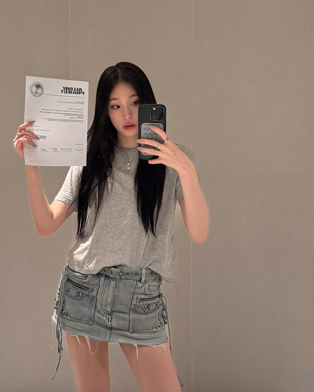 Annie diện thiết kế váy denim Cagole