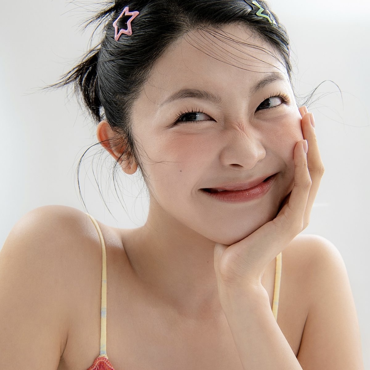 Cô gái với vẻ ngoài rạng rỡ sau khi sử dụng mỹ phẩm đa năng.