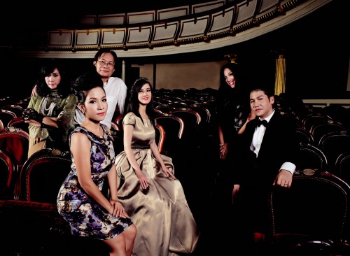 Nhạc sĩ Dương Thụ cùng những người cháu trong gia đình âm nhạc của mình
