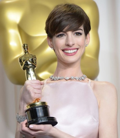 Anne Hathaway hạnh phúc bên tượng vàng Oscar cho "Nữ diễn viên phụ xuất sắc".