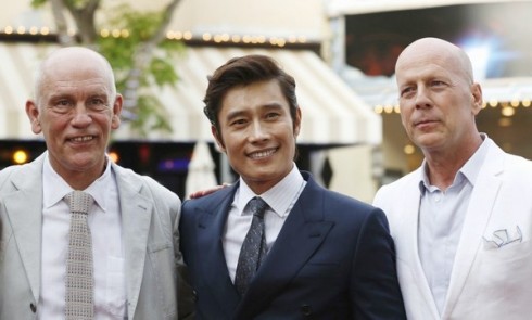 Lee Byung Hun và Bruce Willis & John Malkovic.