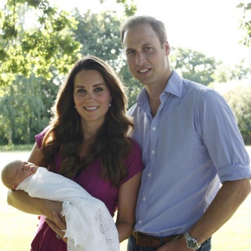 Bức ảnh chính thức đầu tiên của hoàng tử George do cha của công nương Kate thực hiện.