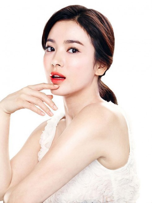 Song Hye Kyo quen thuộc với khán giả Việt Nam qua các bộ phim như Trái tim mùa thu, Một cho tất cả, Thế giới người ta sống...