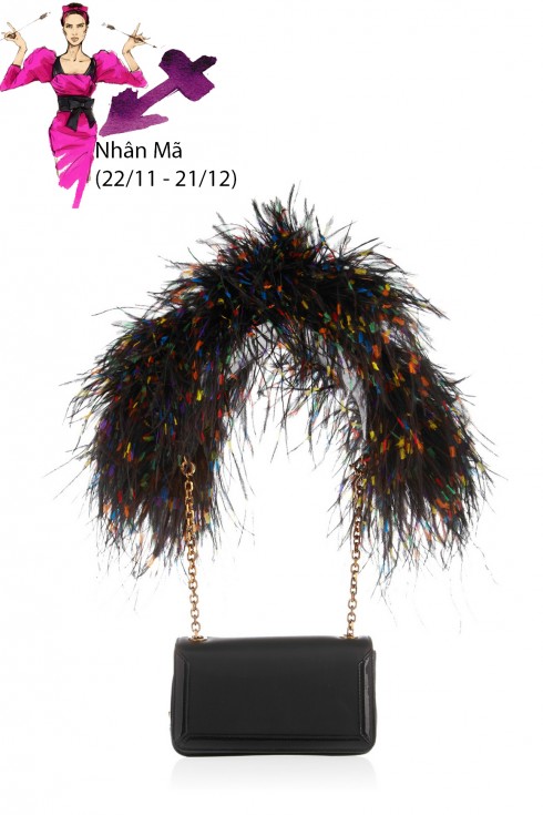 Nhân Mã (22/11 - 21/12) <br />
Nhân Mã cần tận dụng ngày thứ Hai để tiến hành các cuộc thương lượng, trao đổi hay hội họp bởi khả năng nói chuyện của bạn trở nên tuyệt vời hơn bao giờ hết. Bạn sẽ thấy mình có nhiều điểm chung với người khác hơn bạn tưởng và mọi người còn tìm đến bạn để “tám” suốt cả tuần. Việc nghe và nói đủ thứ chuyện trên đời khiến tâm trạng bạn như bùng nổ. Hãy thoải mái và đừng ngại ngùng, bạn sẽ thấy mình trở nên vui hơn bao giờ hết.
<br />
Gợi ý phụ kiện cho bạn: Một thiết kế ấn tượng của Christian Louboutin với lông màu sắc gắn trên dây đeo khiến chiếc túi như được khoác thêm bộ cánh mới - một điều thú vị nho nhỏ trong tuần của Nhân Mã.