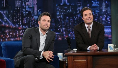 Ben Affleck trong talkshow của Jimmy Fallon – Nguồn ảnh: JustJared