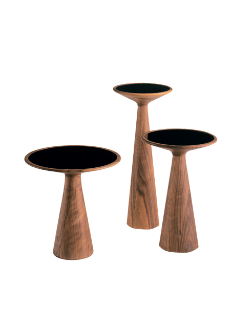 Bàn Figura<br/>Với chiếc bàn Figura, NTK Stephan Veit đã định nghĩa cái Đẹp theo cách của riêng mình: đơn giản và hài hòa tuyệt đối trong tỉ lệ, vật liệu. Chiếc bàn được làm từ gỗ thịt kết hợp với mặt kính và được sản xuất với 3 kích cỡ khác nhau.
