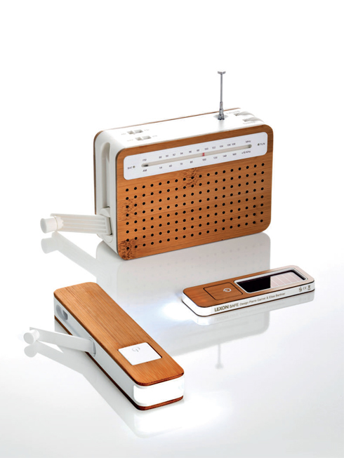 Thiết bị giải trí hiện đại không cần dùng điện<br/>Chiếc đài có tên Lexon Safe Radio được thiết kế bởi Pierre Garner/Elise Berthier. Bạn chỉ cần quay dynamo nạp 2 phút để nghe 30 phút. Có vỏ nhựa kết hợp với tre, chiếc radio này thực sự là sản phẩm thân thiện với môi trường. Tích hợp cổng line in cho MP3 và cổng ra cho tai nghe, chỉ nhỏ như một bao thuốc lá, chiếc đài này đích thực là một thiết bị giải trí di động.