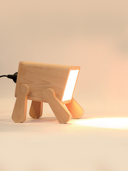 Đèn Frank của Pana Objects<br/>Đèn bàn lấy nguồn cảm hứng từ chú chó nhỏ dễ thương. Hiện đại và vui tươi, đèn Frank bổ sung ánh sáng hoàn hảo cho góc đọc sách hay làm việc có diện tích nhỏ.