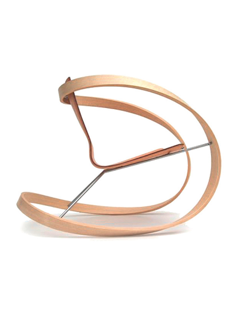 Lắc lư<br/>Chiếc ghế đung đưa Ribbon Rocking này do Katie Walker thiết kế. Về cơ bản, cấu tạo của nó chỉ có một dải gỗ gắn với một khung thép và mảnh da để tạo thành chỗ ngồi có dựa lưng. Với sự đơn giản và tinh tế, đây thực sự là món đồ nội thất có thể dễ dàng kết hợp trong mọi không gian.