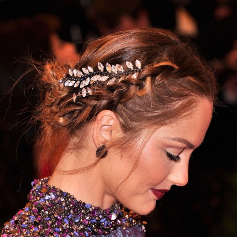 minka-kelly-hair-accessory-met-gala-detail-w724