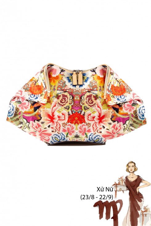 Xử Nữ (23/8 - 22/9): <br />
Xử Nữ sẽ bất chợt để tâm trí bay bổng đến một vùng đất xa trong những ngày đầu tuần. Nhưng vốn là người luôn đứng trên mặt đất, bạn sẽ sớm trở về với thực tại. Tuần này trong mặt tài chính, bạn có thể nhìn thấy những màu sắc tươi sáng. Hầu bao của bạn sẽ được rủng rỉnh thêm một chút. Tuy vậy vì những lý do bất khả kháng mà bạn sẽ khó tiết kiệm được khoản thu mới này. Dẫu sao đó cũng không phải chuyện đáng tiếc nên Xử Nữ hãy nghĩ rằng bạn đã làm một việc thiện nhé.
<br />
Những họa tiết thêu hoa đầy màu sắc trên chiếc clutch của Alexander McQueen sẽ khiến tâm trạng Xử nữ thêm vui tươi bay bổng.