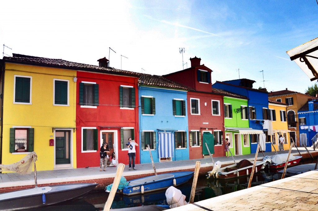 Burano là hòn đảo nhỏ xíu ở Venice (Ý), nổi tiếng với những ngôi nhà hình hộp sơn màu rực rỡ. Người dân ở đây sơn phết nhà cửa thường xuyên, nhưng mỗi khi muốn sơn lại nhà sẽ phải đăng ký với chính quyền và chờ duyệt, nhằm đảm bảo vẻ rực rỡ chung của hòn đảo. Nếu bạn thích color block, có bao giờ bạn nghĩ đến việc mặc một chiếc áo sặc sỡ cho ngôi nhà của mình chưa?