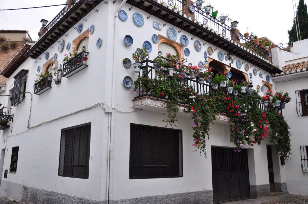 Ở Granada (Tây Ban Nha), có những ngôi nhà được gắn cả đĩa trang trí kiểu Ma rốc lên mặt tường ngoài nhà như thế này.