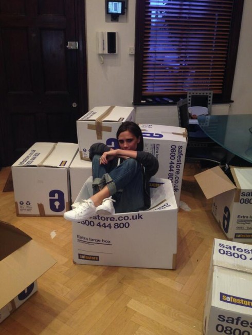 Hình ảnh Victoria Beckham với rất nhiều thùng đồ hiệu chuẩn bị mang đi làm từ thiện