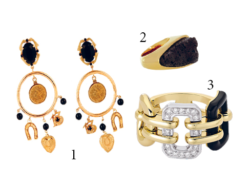 1.Hoa tai mạ vàng, đính mã não đen Dolce & Gabbana 2.Nhẫn vàng đặc biệt bởi mặt đá núi lửa Chloé 3.Nhẫn Premiere bằng vàng 18k, kim cương và mã não Chanel