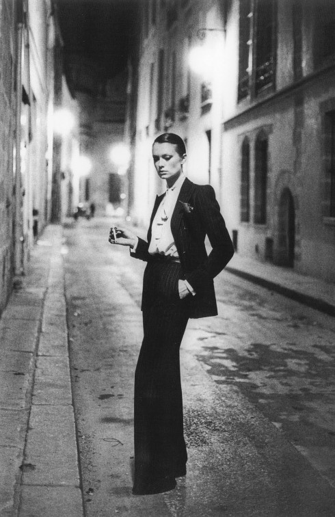 Bộ tuxedo dành cho phụ nữ của cố NTK gốc Algeria Yves-Saint Laurent là một "cú nổ" lớn trong làng thời trang vào thời điểm ra đời - 1966.