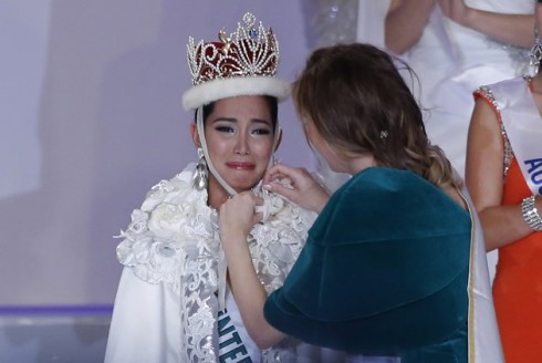 Tân Hoa hậu quốc tế xúc động khi được trao vương miện