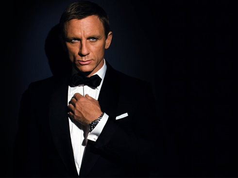 Điệp viên James Bond mặc vest của thương hiệu Brioni vượt qua bao chông gia thử thách, chưa bao giờ mất đi vẻ phong trần mà rất điềm tĩnh của mình. 