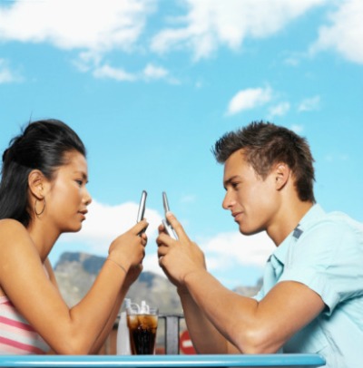 0825_dating_couple_texting_sm