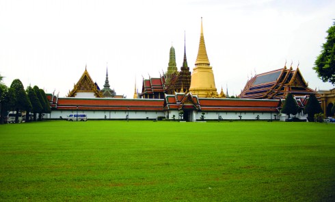 Thái Lan là điểm cuối của hành trình, mảnh đất này ngay lập tức chào đón du khách bằng lối kiến trúc đền chùa mang đậm hơi thở văn hóa bản địa mà nhìn từ xa đã có thể nhận ra