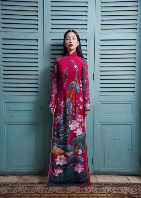 Linh Nga trong trang phục áo dài Sĩ Hoàng (2014)