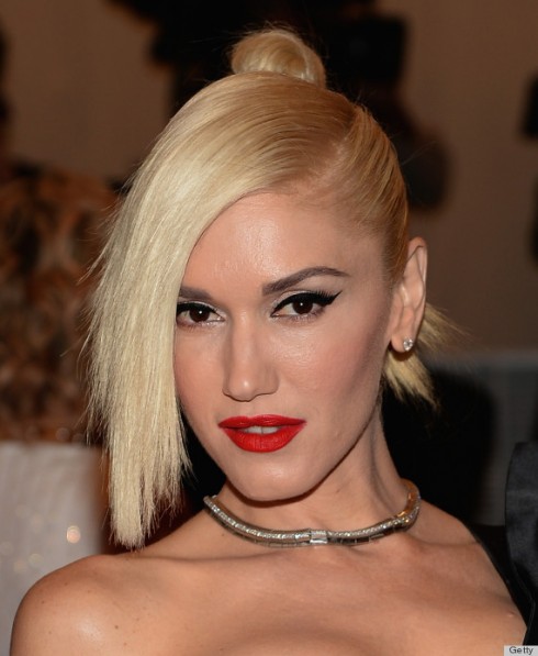 Son môi đỏ cùng với mắt khói cũng là phong cách trang điểm đặc trưng của Gwen Stefani