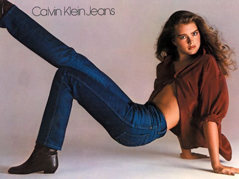 Cùng với Ralph Lauren, Calvin Klein là nhà tạo mốt tiên phong trong việc lăng xê quần jeans. Trong ảnh quảng cáo là người mẫu đình đám lúc bấy giờ Brook Shields.