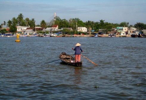 Nhỏ bé giữa dòng