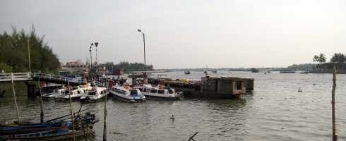 Thuyền trên bến Ninh Kiều